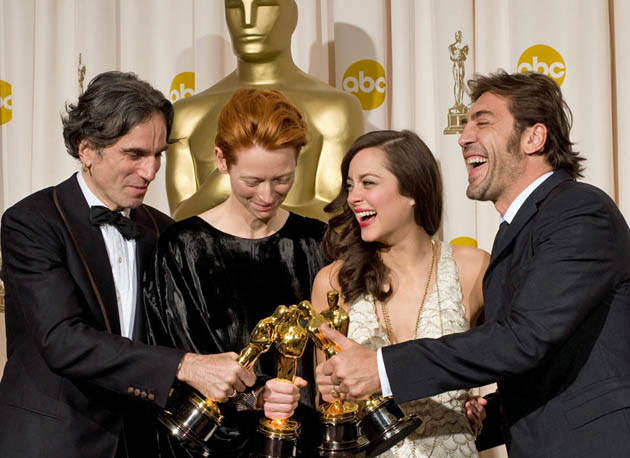 Daniel Day-Lewis Tilda Swinton Marion Cotillard Javier Bardem Oscar kissing quartet