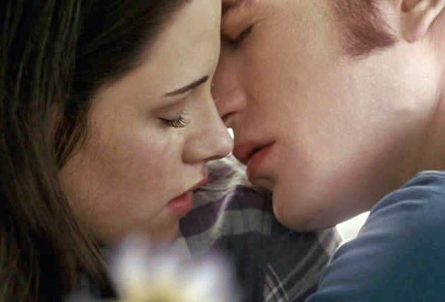 Robert Pattinson Kristen Stewart kissing Eclipse: DVD bestseller trailing Twilight + New Moon