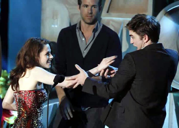 Kristen Stewart Robert Pattinson MTV Movie Awards Ryan Reynolds