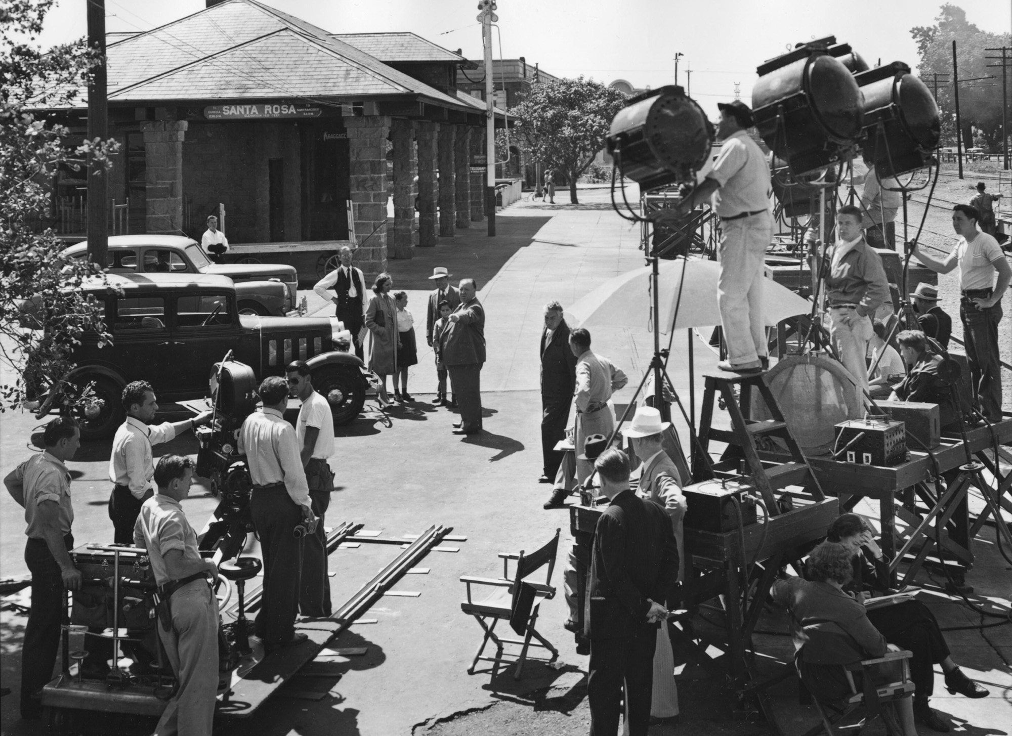 Alfred Hitchock directs Teresa Wright in Shadow of a Doubt Alfred Hitchock directs Teresa Wright in Shadow of a Doubt